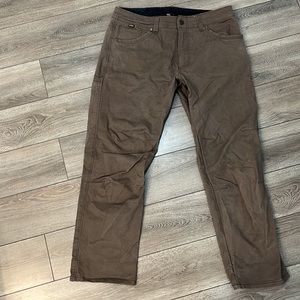 Like new without tags. May have never been worn. Size 35 x 30.